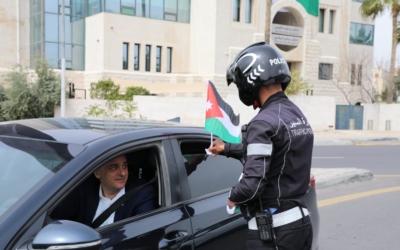 الأمن العام يباشر بلصق وتوزيع العلم الأردني على مركبات المواطنين احتفاءً بيوم الع
