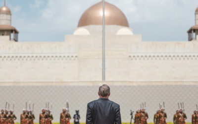 الملك يشهد مراسم رفع العلم بمناسبة اليوم الوطني للعلم الأردني