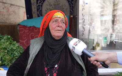 أم مهيوب.. 42 عامًا من الصبر والكفاح على بسطة رزق لا تنحني