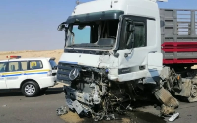 وفاتان وسبع إصابات بحادث تصادم على الطريق الصحراوي