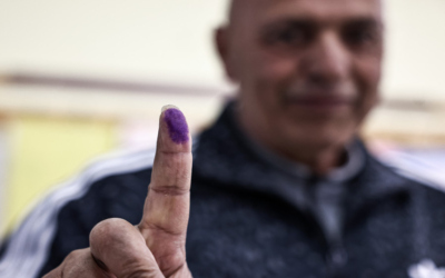 الناخبون الفلسطينيون يتوجهون إلى صناديق الاقتراع في الانتخابات المحلية