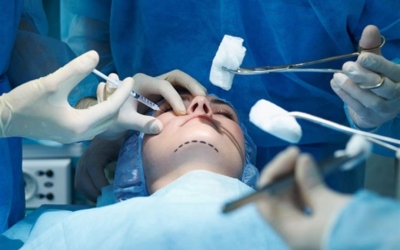 جمعية جراحي التجميل: الموقوف المتداول إعلاميا لا يحمل صفة اختصاصي تجميل