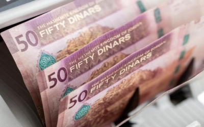 الحكومة لـ”عمرة الإخبارية”: الرواتب قبل العيد لتخفيف الضغط والازدحامات