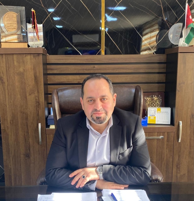 “حين يُصبح الإنسانُ ظلَّ سؤالٍ لا ينتهي”