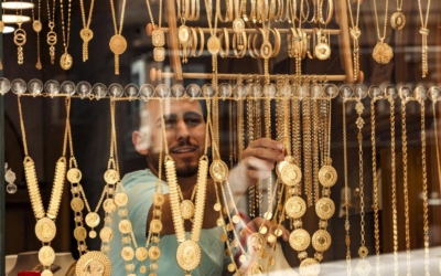 الذهب يصعد مع تراجع الدولار والمستثمرون يقيمون آفاق اتفاق السلام