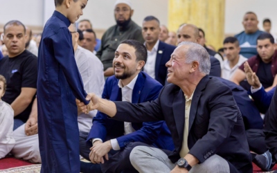 الملك وولي العهد يؤديان صلاة عيد الأضحى في العقبة