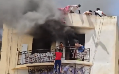 بالفيديو.. شاب ينقذ طفلين من حريق داخل عمارة في وهران