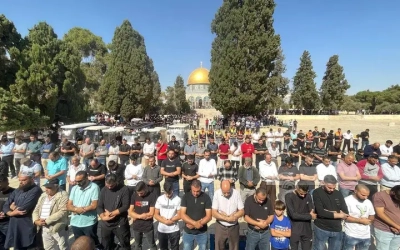 60 ألف مصلٍّ يؤدون صلاة الجمعة في المسجد الأقصى