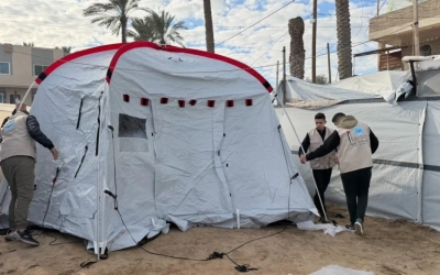 الحملة الأردنية توزع خياماً على صحفيين متضررين في غزة