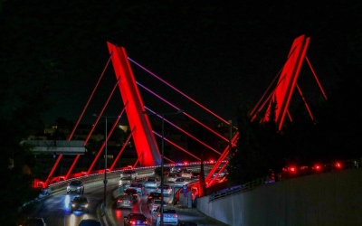 جسر عبدون يتوشح بالأحمر مؤازرة للنشامى قبل مواجهة الجزائر المونديالية