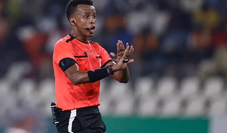استبعاد الحكم الصومالي عمر عرتن من مونديال 2026 يشعل غضباً واسعاً