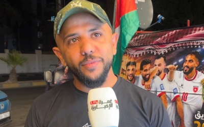 إبراهيم الجعفري.. شاب جرشي يحوّل حافلته إلى مساحة لدعم النشامى