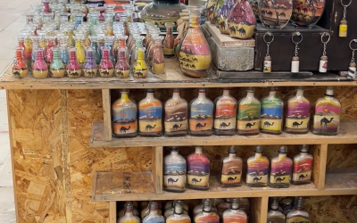 فن الرسم بالرمل… إبداع تراثي يتألق في سوق جرش الحرفي