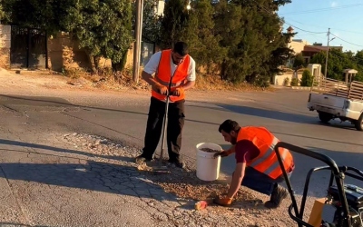 بأدواتهم الخاصة ونفقاتهم الذاتية.. شباب من السلط يطلقون مبادرة لإصلاح مرافق المدينة