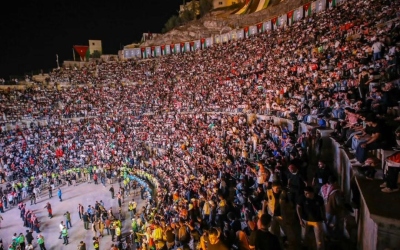 المدرج الروماني يستقبل المشجعين بعد منتصف الليل