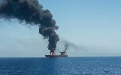 مقذوف غامض يصيب ناقلة نفط في مضيق هرمز