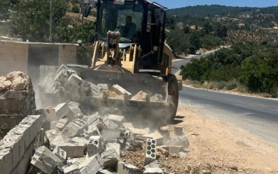 بلدية جرش تزيل جداراً آيلاً للسقوط في منطقة سوف