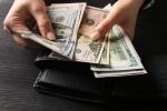 الدولار يتراجع مع تصاعد التوتر في الشرق الأوسط وبيانات التضخم الأميركي