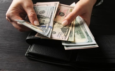 الدولار يتراجع مع تصاعد التوتر في الشرق الأوسط وبيانات التضخم الأميركي