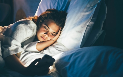 الضوء الأزرق من هاتفِك ليس السبب في تدمير نومِك