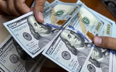 الدولار يرتفع قليلاً مع ترقب اتفاقات تهدئة في الشرق الأوسط
