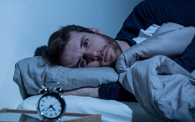 لماذا نشعر بالإرهاق ولا نستطيع النوم؟