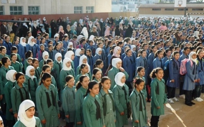 مدرسة حكومية تحدد مواصفات الزي المدرسي للطالبات