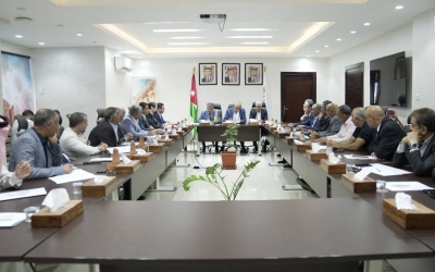 حجازين يعقد اجتماعاً في البترا لبحث دعم القطاع السياحي المتضرر