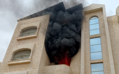 حريق منزل في العقبة يودي بحياة سيدة وإصابة طفليها