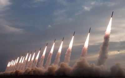 إيران تعلن استهداف قواعد أميركية في الخليج بصواريخ باليستية