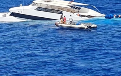 غرق مركب سياحي في مصر وإنقاذ طاقمه