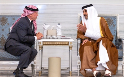 الملك يعزّي أمير قطر بوفاة والده في الدوحة