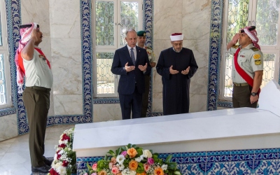الأمير فيصل يحيي ذكرى رحيل الملك طلال بزيارة إلى ضريحه