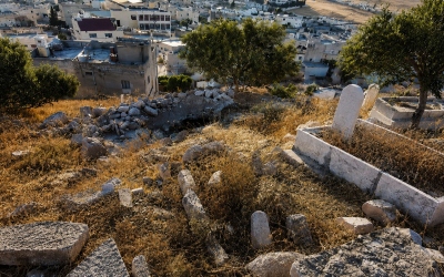 نبش قبور في تل سال بحثًا عن دفائن يثير غضب الأهالي