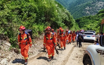 انهيار أرضي يحاصر 16 شخصًا في الصين