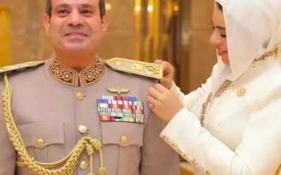 إطلالة ابنة السيسي في افتتاح “الأوكتاغون” تثير تفاعلاً واسعًا