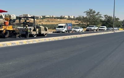 تسريع وتيرة العمل في مشروع صيانة طريق مأدبا بتوجيهات وزارية