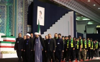 آيات قرآنية ترافق استقبال الوفود في مراسم تشييع خامنئي وتثير تساؤلات