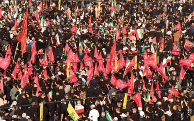 آلاف الإيرانيين يشاركون في تشييع علي خامنئي في طهران