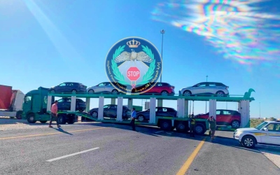 تريلا تعطل السير بعد جسر الشومري وإغلاق كامل للمسرب