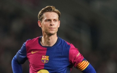 برشلونة يعلن إصابة فرينكي دي يونغ بتمزق في أربطة الركبة
