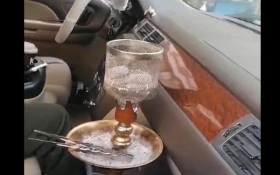 ضبط سائق يدخن الأرجيلة أثناء القيادة على الطريق الصحراوي
