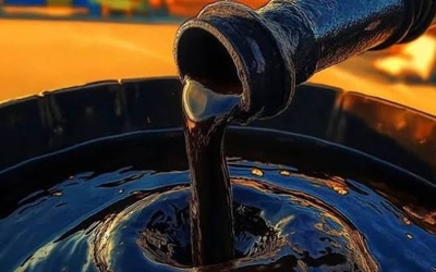 النفط يواصل الانخفاض لأدنى مستوى في أسبوع مع انطلاق محادثات أمريكية – إيرانية وتوقف الضربات