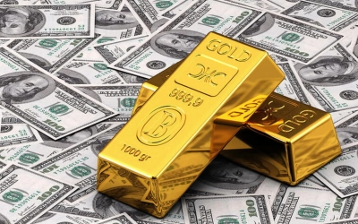 الذهب يتراجع عالمياً مع استقرار الدولار.. والأسواق تترقب قرار “الفيدرالي الأمريكي”