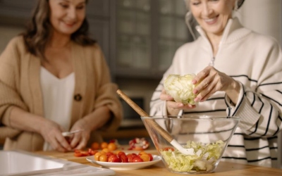 خبراء يحددون أطعمة يُنصح بتجنبها بعد سن الخمسين
