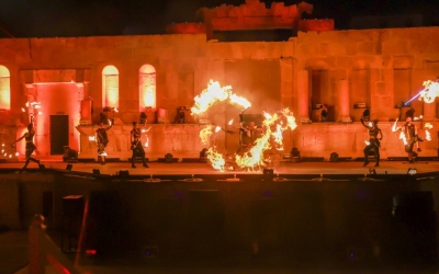 عرض ناري مميز لفرقة “فينيكس” الفرنسية في مهرجان جرش