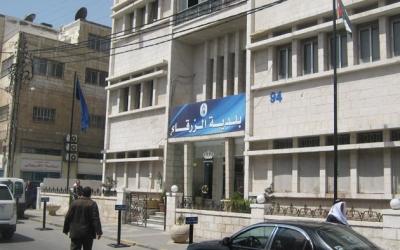الزرقاء تطلق حملة لإزالة العوائق عن الشوارع والأرصفة