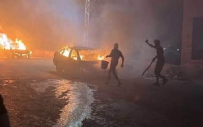 مستوطنون يحرقون مركبات ويدمرون شبكة كهرباء جنوب نابلس