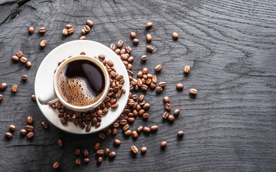 القهوة الصباحية.. فوائد ومخاطر في فنجان واحد