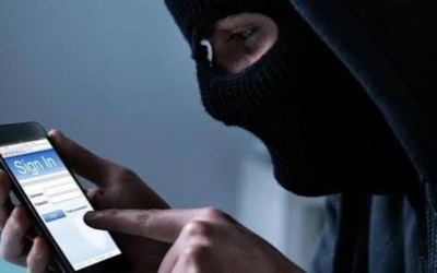 خبراء يحذرون من الاحتفاظ بصور الوثائق الشخصية في الهاتف
